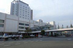 山形駅へは 仙台駅からJRで約80分(約1200円) 山形空港からバスで約40分(約1000円)