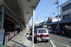 忌宮神社や正円寺の前は結構大きな商店街。