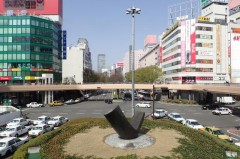 仙台駅を背にして、正面の大きい道路が青葉通り。右側に広瀬通り、定禅寺通りと大きな道路が貫いています。