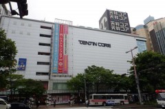 天神コア、福岡PARCO、天神ビブレ、イムズなどショッピングセンターが多く集まっています。