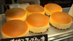 【旅】チーズケーキ焼き上がり～焼印押し りくろーおじさんの店 なんば本店