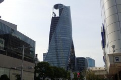 名古屋駅周辺で一番かっこいいビルがモード学園スパイラルタワーズ。