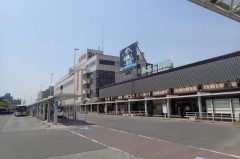 青森駅へは新青森駅から電車で約7分(約200円)。駅前には観光案内所もあります。