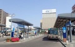 JR・弘前駅へは青森駅から電車で約40分(約700円)。駅構内には観光案内所もあります。