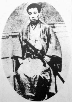 高杉晋作(1839年～1867年)は、高杉小忠太の長男として生まれ、藩校・明倫館に通いながら、松下村塾でも学んだ。尊王攘夷の志士として活躍し奇兵隊の創設など倒幕に貢献。肺結核のため29歳の若さで亡くなった。