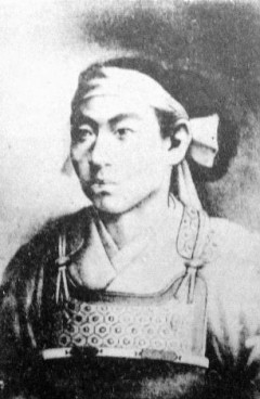 久坂玄瑞(1840年～1864年)。高杉晋作らと共に松下村塾で学び、18歳のときに吉田松陰の妹・文(ふみ)と結婚。蛤御門の変で25歳の若さで亡くなった。
