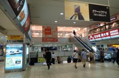 西鉄福岡(天神)、地下鉄・天神駅が最寄駅です。福岡空港から直接来る場合は地下鉄で20分ぐらいです。