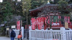 辺津宮にある奉安殿に、日本三大弁財天・裸弁財天として有名な「妙音弁財天」と、源頼朝が勧請したと伝われる「八臂弁財天」が安置されています。見学は有料です。