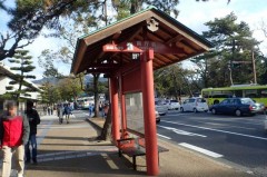 バスの場合はバス停・県庁前(興福寺) が奈良公園の入口にあたります。さらに先には東大寺や春日大社などに近いバス停もあります。