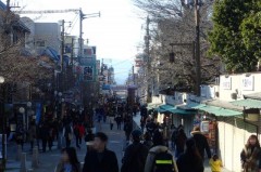 徒歩の場合は三条通りを東に真っ直ぐ歩けば約15分で猿渡池・興福寺に到着します。