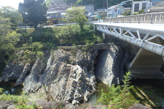 石手川の岩堰